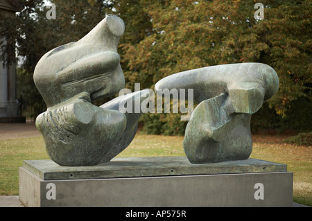 Sculpture de Henry Moore, deux morceau figure allongée 1969 points Banque D'Images