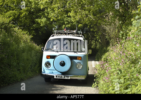 Dans un camping-car Volkswagen minuscule pays Lane dans le sud-est de l'Angleterre Cornwall Banque D'Images