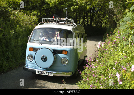 Dans un camping-car Volkswagen minuscule pays Lane dans le sud-est de l'Angleterre Cornwall Banque D'Images