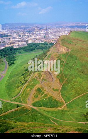 Les promeneurs sur Salisbury Crags et le radical Road dans le parc Holyrood Edinburgh Banque D'Images