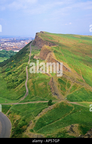 Les promeneurs sur Salisbury Crags et le radical Road dans le parc Holyrood Edinburgh Banque D'Images