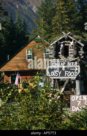 USA, Alaska, péninsule de Kenai, Seward : bière bon marché et de mauvais aliments proposés à la sortie de la Route des Glaciers Banque D'Images