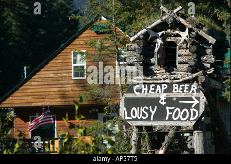 USA, Alaska, péninsule de Kenai, Seward : bière bon marché et de mauvais aliments proposés à la sortie de la Route des Glaciers Banque D'Images