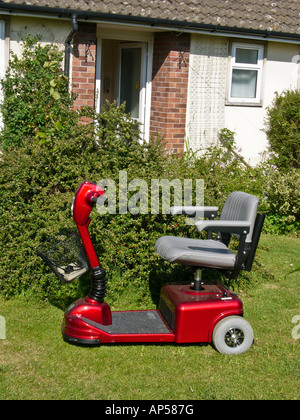 Roue électrique à trois roues président stationnée sur l'extérieur pelouse petit bungalow dans Bromham Wiltshire England UK UE Banque D'Images