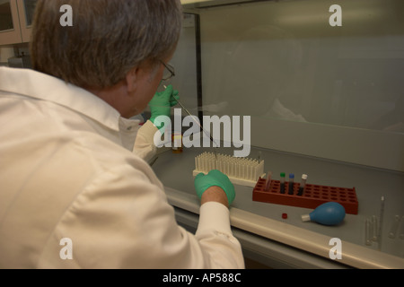 Travailler avec l'essai d'un toxicologue de l'échantillon de sang d'éventuelles traces de poison Nebraska State Patrol Crime Lab Banque D'Images