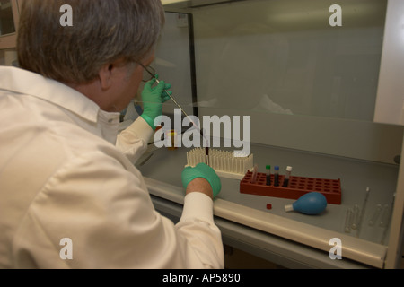 Travailler avec l'essai d'un toxicologue de l'échantillon de sang d'éventuelles traces de poison Nebraska State Patrol Crime Lab Banque D'Images