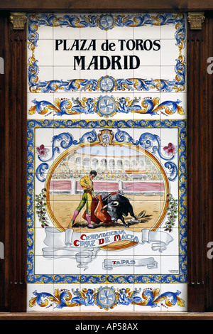 Pose de carreaux sur façade, Madrid, Espagne Banque D'Images