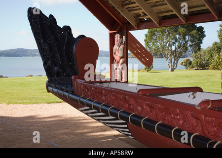 Whare Waka canoe Maison avec plus grand canot de guerre Maori Ngatokimatawhaorua à Waitangi Réserve nationale de la Nouvelle-Zélande Banque D'Images