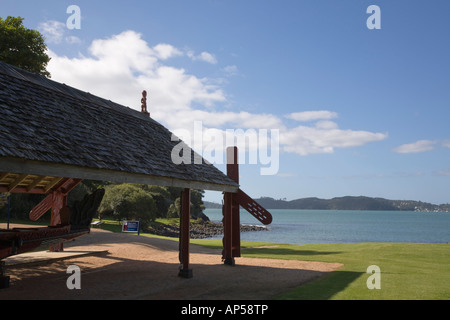 Whare Waka canoe Maison avec plus grand canot de guerre Maori Ngatokimatawhaorua par Hobson's beach Waitangi Réserve nationale de la Nouvelle-Zélande Banque D'Images