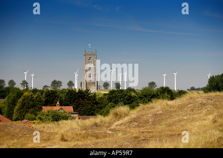 Clocher de l'église et les éoliennes Winterton sur Norfolk Mer UK Banque D'Images