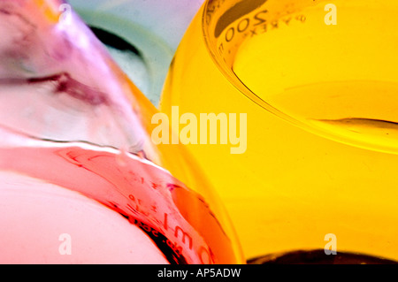 Flacons en verre de laboratoire de recherche avec des liquides colorés. Banque D'Images