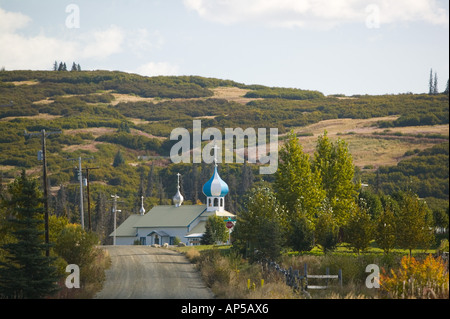 USA, Alaska, péninsule de Kenai, NIKOLAEVSK : Eglise orthodoxe russe & Country Road / Vieux Croyants Village Banque D'Images