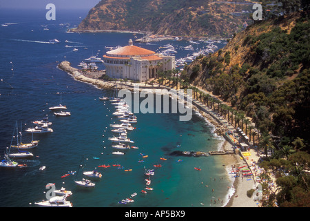 États-unis, Californie, l'île de Catalina, ville d'Avalon. Le Casino est vu à la fin d'Avalon Bay avec plage de Descanso en premier plan Banque D'Images