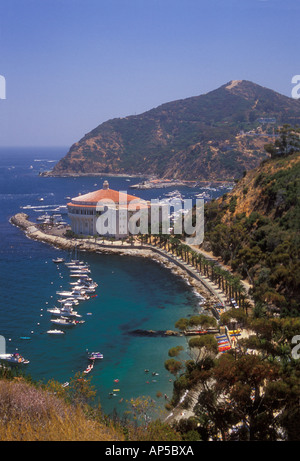 La Californie, l'île de Catalina, ville d'Avalon. Le Casino est vu à la fin d'Avalon Bay avec plage de Descanso au premier plan. Banque D'Images