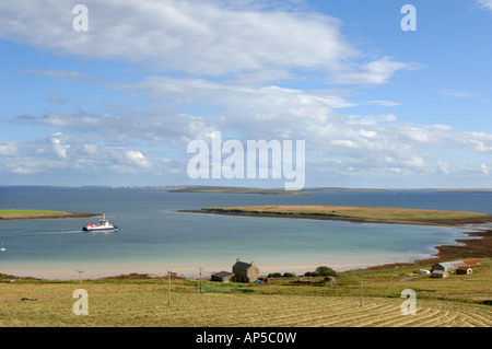 Un ferry dans la baie de Houton Houton sur l'Écosse continentale Orkney Banque D'Images