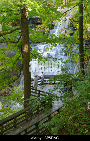 Brandywine Falls Chutes d'eau avec pont d'observation Parc national de Cuyahoga Valley Ohio deux personnes visible sur boardwalk Banque D'Images