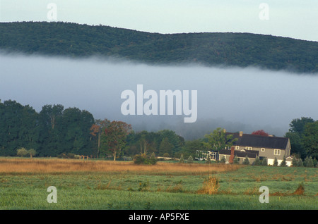 Sharon, CT Le brouillard derrière une ferme et un champ de foin dans le Litchfield Hills de l'ouest de l'Oregon. Banque D'Images