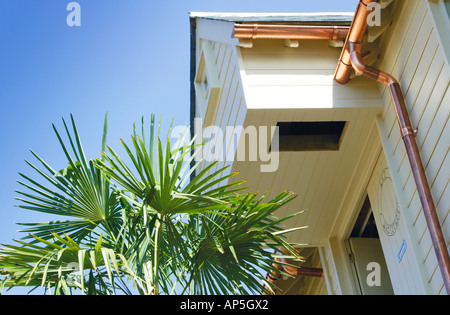 Les gouttières en cuivre et les tuyaux de drainage sur bois moderne bâtiment à revêtement métallique Banque D'Images