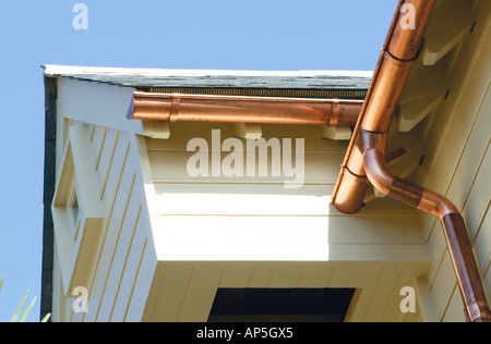 Les gouttières en cuivre et les tuyaux de drainage sur bois moderne bâtiment à revêtement métallique Banque D'Images