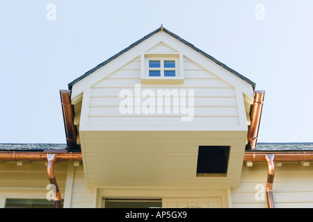 Les gouttières en cuivre et les tuyaux de drainage sur bois moderne bâtiment à revêtement métallique Banque D'Images