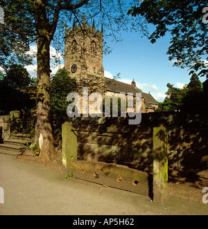 UK Cheshire village Prestbury stocks en dehors de l'église paroissiale de Saint Pierre Banque D'Images