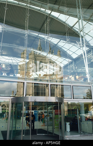 L'entrée du Forum par des réflexions de l'église St Peter Mancroft Norwich Norfolk UK Banque D'Images