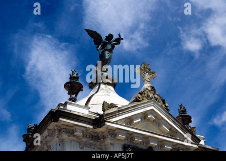 La statue d'un ange ailé vers le haut sur le dessus d'un mausolée dans le cimetière de Punta Arenas, Chili. Banque D'Images