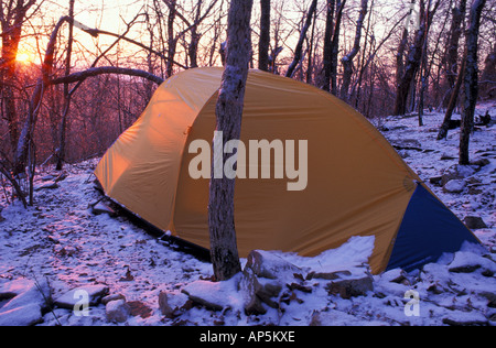 Chattahoochee N.F., GA. Sentier des Appalaches. Une tente au lever du soleil sur la montagne de Springer après une neige de printemps. Banque D'Images