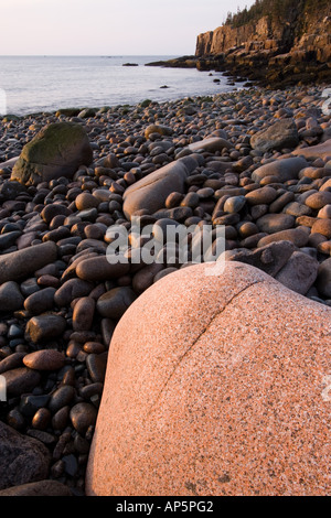 Tôt le matin sur la plage de galets en Momument Cove dans la Maine Acadia National Park. Otter falaises sont au loin. Banque D'Images