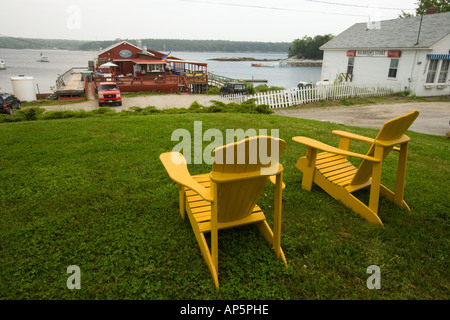 Une vue de la pelouse à Holbrook's Wharf. Cundy Harbor, Maine. Banque D'Images