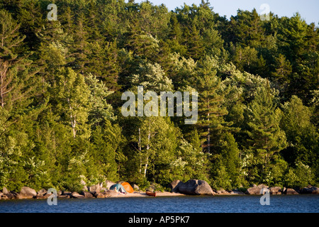 Camping sur le lac Katahdin dans Forêt du Nord du Maine. Près de Baxter State Park. Banque D'Images