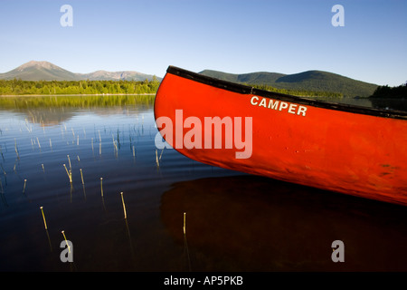 Un canoë tôt le matin sur le lac du Maine Katahdin. Le mont Katahdin est dans la distance. Près de B axter State Park. Banque D'Images