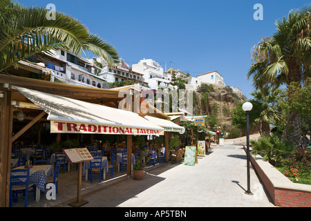 Taverne en bord de mer près du port, à Aghia Galini, Côte Sud, Crète, Grèce Banque D'Images