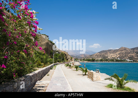 Promenade du bord de plage, menant à Aghia Galini, Côte Sud, Crète, Grèce Banque D'Images