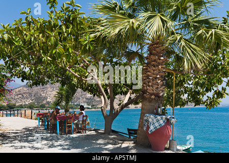 Taverne en bord de mer près de Port, Aghia Galini, Côte Sud, Crète, Grèce Banque D'Images