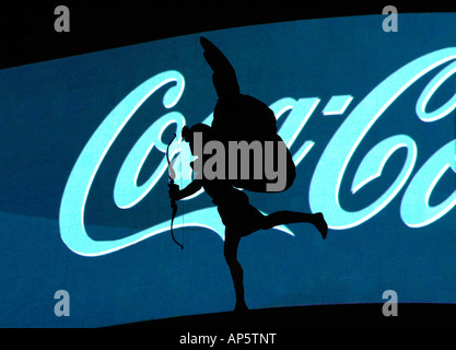 Statue de Eros en face de Coca Cola sign, Piccadilly Circus, Londres, UK Banque D'Images