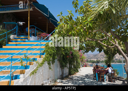 Taverne en bord de mer près de Port, Aghia Galini, Côte Sud, Crète, Grèce Banque D'Images