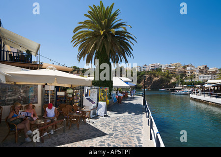 Bar près du port et lac Voulismeni, Aghios Nikolaos, côte nord-est, la Crète, Grèce Banque D'Images