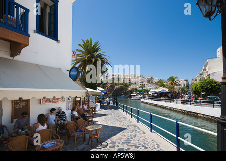 Bar près du port et lac Voulismeni, Aghios Nikolaos, côte nord-est, la Crète, Grèce Banque D'Images