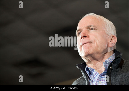 12 janvier 2008 Le sénateur américain et candidat présidentiel républicain John McCain à la mairie de Warren Michigan USA Banque D'Images