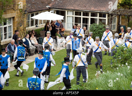 Morris Dancers Performing at open end dans le Jardin Jardin Warwickshire Village Ilmington Banque D'Images