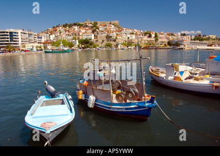 Les bateaux de pêche avec la forteresse et la vieille ville compte dans le port de Kavala, Grèce, Grèce Banque D'Images