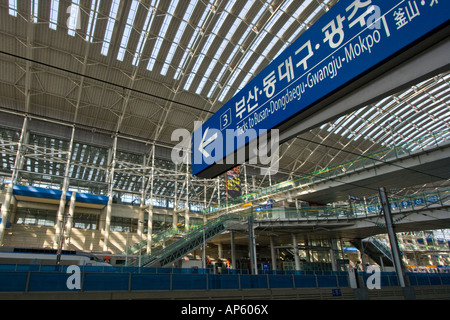 Plate-forme de Gwangmyeong KTX Ferroviaire Korail Corée du Sud Banque D'Images