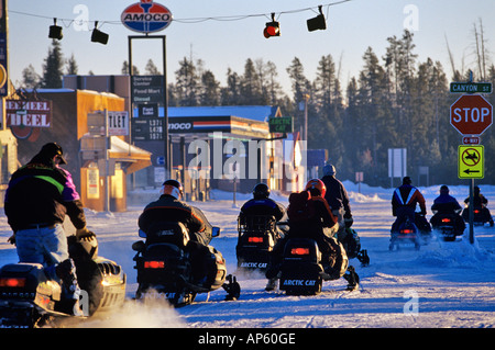 La circulation de motoneiges dans la région de West Yellowstone au Montana Banque D'Images