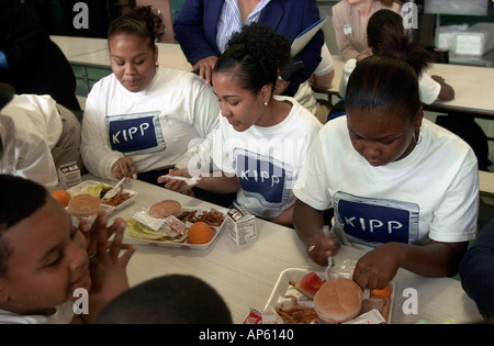 Les étudiants de l'KIPP S T A R Charte College Prep school déjeuner sur leur premier jour de classe Banque D'Images