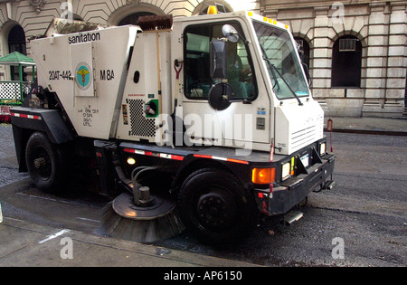 Le ministère de l'assainissement street sweeper nettoie après un défilé Banque D'Images