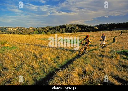 Les vététistes sur singletrack près de Scottsbluff Nebraska (MR) Banque D'Images