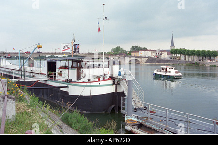 Barge de carburant sur la Saône à St Jean de Losne Bourgogne du Sud Banque D'Images