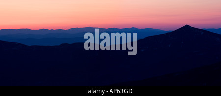 Mt. Garfield au coucher du soleil vu de Mt. Bond dans les Montagnes Blanches du New Hampshire. Pemigewasset Wilderness Area. Au début du printemps. Banque D'Images