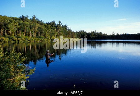 La liberté, le NH la voler-pêche en étang à truites dans la région des lacs du New Hampshire. Les bottes cuissardes. Une partie de l'avenir des forêts de la ville. (MR) Banque D'Images